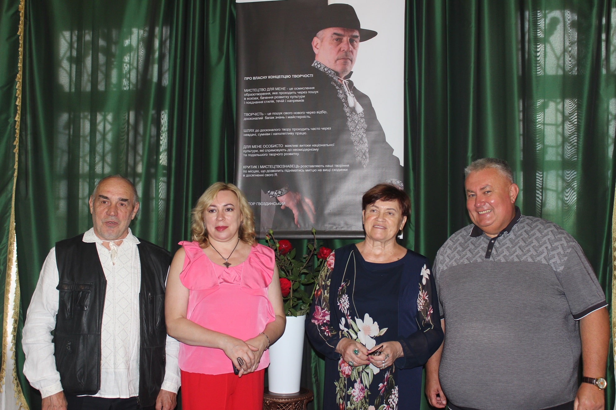 На презентацію приїхали дружина художника Лариса і донька Яна Художник Віктор Гвоздинський 2